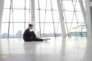 Helen Li attachant ses chaussons de danse. (Photo de Diana Teng)