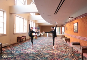 Pendant ce temps, en Caroline du Nord les danseurs de la Shen Yun North America Company se sont réunis pour une photo de groupe dans le hall du Raleigh Memorial Auditorium. (Photo de la danseuse Kaidi Wu)    