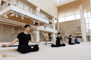 Le premier danseur Rubi Zhang, qui a émerveillé les spectateurs avec ses grands jetés, s’échauffe à Madison. (Photo par Jeff Chuang)