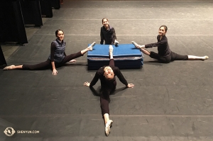 Les étirements continuent au théâtre. Les danseuses de la Shen Yun International Company au Théâtre Buell de Denver, Colorado. De gauche à droite les danseuses Jessica Si, Hannah Rao, Yuting Huang et Connie Kuang. (Photo de la projectionniste Annie Li) 