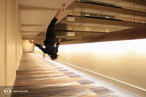 Après un long trajet en bus jusqu’à Milwaukee dans le Wisconsin, Bella Fan de la Shen Yun Touring Company, était ravie de découvrir un long couloir dans l'hôtel. (Photo de la danseuse Helen Li)