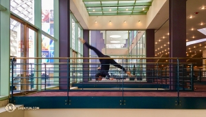 Entre les représentations, les répétitions, les voyages et les moments de repos occasionnels, il n'y a pas beaucoup de temps supplémentaire. Mais quand ils peuvent trouver un instant, les danseurs le saisissent souvent pour pratiquer leur art. La première danseuse Olivia Chang au Théâtre Buell de Denver. (Photo d’Annie Li)