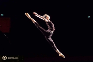 La danseuse Michelle Wu s’échauffe au Teatro degli Arcimboldi à Milan. Ce que vous ne pouvez pas voir sur la photo, c’est combien la scène est pentue et penchée vers le public. Souvent, en Europe, le devant de la scène est très incliné vers le bas. (Photo de la danseuse Stephanie Guo)