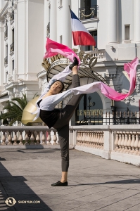 De l’autre coté du pays, dans le Massachusetts, le danseur Alan Lee réalise son salto facial, dans le hall du magnifique Hanover Theatre à Worcester, connu sous le nom de Woosta. (Photo du danseur Daren Chou)