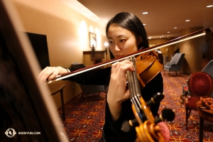 La violoniste Karen Chen concentrée pendant sa répétition. Une interprète comme Mme Chen – qui approche déjà les 100 représentations cette année ainsi que 11 saisons avec Shen Yun – s'efforce toujours de perfectionner son art. (Photo d’Annie Li)