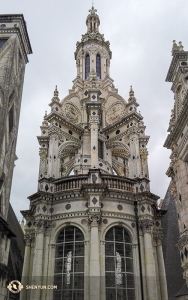 Le château a été construit durant la première moitié du 16ème siècle. Cette tour abrite son attraction la plus célèbre : l’escalier à double révolution, probablement conçu par Léonard de Vinci. (Photo du trompettiste Kiril Penchev)