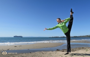 La première danseuse Elsie Shi sur la plage de Santa Barbara. (Photo de la danseuse Hannah Rao)