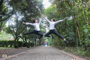 Les danseuses Ceci Wang (à gauche) et Helen Li se tapent la main tout en appréciant un jour de repos en Colombie. (Photo de la danseuse Diana Teng)