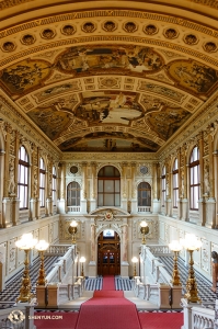 La Shen Yun New York Company a terminé ses représentations en Europe, parmi lesquelles celle du Burgtheater de Vienne, le même théâtre où a eu lieu la première du Mariage de Figaro de Mozart en 1786. (Photo de la projectionniste Regina Dong)