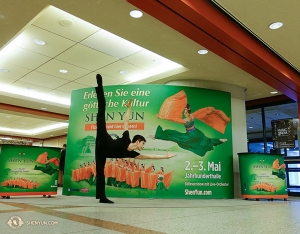 Le danseur Joe Huang avant une représentation au Jahrhunderthalle de Francfort en Allemagne.
