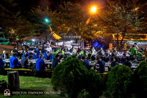 Dehors en automne, le long de tables communes pour une soirée très conviviale. (Photo du bassoniste Steven Louie)