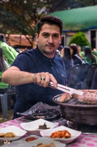 De là, l’Orchestre a voyagé jusqu’à la ville de Daegu, où le premier concert était organisé. Le premier violon Stepan Khalatyan et le reste du groupe ont gouté au traditionnel barbecue coréen afin de se mettre dans l’ambiance. (Photo de TK Kuo)