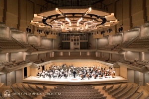 L'une des salles de concert les plus prestigieuses du Canada, le Roy Thomson Hall, est doté d'un orgue à tuyaux et d'une architecture spécifique en pente. C'est la quatrième année que l’Orchestre se produit ici.