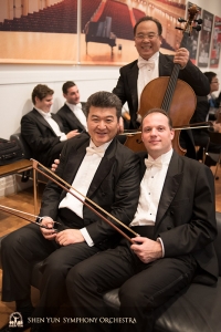 Le premier bassiste Juraj Kukan (R) et le bassiste Wei Liu attendent de retrouver leurs instruments sur scène - le violoncelliste James Zheng n'a pas besoin d'attendre !