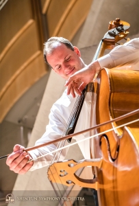 La musique est une source de bonheur pour notre public, mais aussi pour nos musiciens. Photo : Juraj Kukan, premier bassiste.