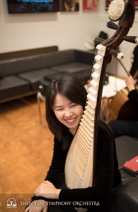 Yuru Chen prend la pause avec son instrument, le pipa.
