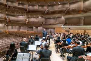 Le chef d'orchestre Milen Nachev dirige la répétition au Roy Thomson Hall.