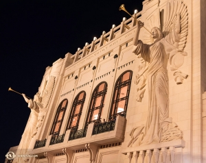 Pendant ce temps, la Shen Yun World Company a visité Fort Worth, au Texas, pour trois spectacles également à guichets fermés. Le Bass Performance Hall, inspiré des opéras européens classiques, possède deux magnifiques anges sculptés d’environ 15 m de haut décorant la façade. (Photo de la violoncelliste Danielle Wang) - à Bass Performance Hall.