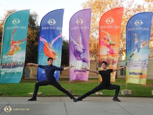 Récemment, la Shen Yun New York Company s'est rendue à Escondido en Californie pour trois représentations. Appréciant les températures élevées, le danseur principal Danny Li s'est transformé en statue au milieu des orangers. (Photo du danseur Tony Zhao)