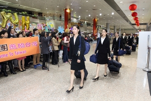 La première danseuse Elsie Shi suivie des autres danseurs arrivent avec leurs bagages à Taïwan.
