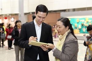 Le présentateur Ben Freed signe un autographe.