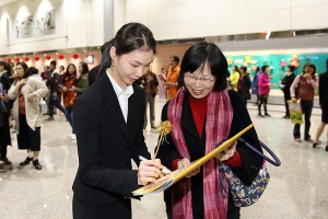 La première danseuse Jaling Chen signe un autographe.
