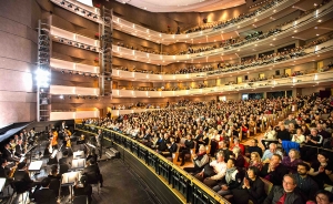 Cette année, nous avons effectué deux représentations à guichets fermés à Rhode Island. Shen Yun a honoré la scène du Providence Performing Arts Center de 3000 places, inscrit au registre national des lieux historiques. En 1998, les magnifiques détails de l'intérieur du théâtre ont été restaurés, retrouvant leur splendeur originelle de 1928. - à Providence Performing Arts Center.