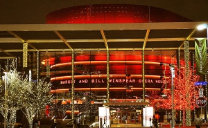 La Shen Yun World Company prend la pose dans le Winspear Opera House à Dallas, au Texas. Le théâtre a été conçu comme une version moderne (21ème siècle) d'un opéra traditionnel. A l'arrière-plan, on peut apercevoir le très grand lustre suspendu et rétractable du théâtre. 