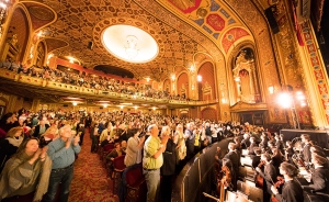 Cette année, nous avons effectué deux représentations à guichets fermés à Rhode Island. Shen Yun a honoré la scène du Providence Performing Arts Center de 3000 places, inscrit au registre national des lieux historiques. En 1998, les magnifiques détails de l'intérieur du théâtre ont été restaurés, retrouvant leur splendeur originelle de 1928. - à Providence Performing Arts Center.