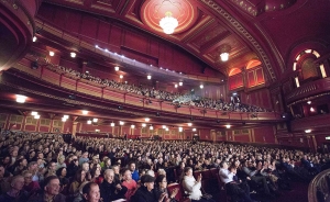 Malgré des travaux de rénovation majeurs, le théâtre conserve ses luminaires des années 1920 et ses moulures art déco.
