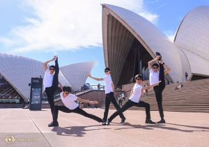 Les danseurs posent devant la série de panneaux en forme de coquillage qui composent le toit de l'Opéra de Sydney. Le bâtiment a pris 14 ans à construire ! (Photo du danseur Nick Zhao) 