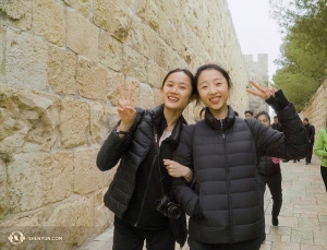 Les premiers danseurs Angelia Wang (à gauche) et Melody Qin dans la vieille ville de Jérusalem. (Photo de Tiffany Yu)