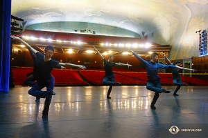 Pendant ce temps, les garçons s’échauffent à l'intérieur sur la scène du Bridges Auditorium of Pomona College. (Photo du danseur Jeff Chuang)