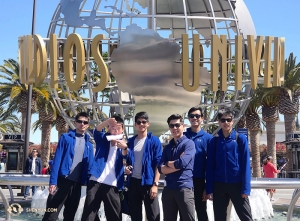 Un voyage en Californie ne serait pas complet sans une visite à l’Universal Studios. Le danseur Chad Chen, le danseur Ben Chen, le danseur Leo Lee, le guide de L.A. Sam Pu, le danseur Jun Liang et le danseur Daniel Sun (de gauche à droite) visitent le célèbre parc à thème. (Photo du directeur de production Gregory Xu)