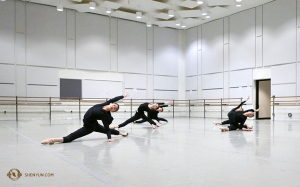 Les danseuses de la Touring Company profitent de l'occasion pour s'entraîner ensemble dans le studio de danse du théâtre. (Photo de Rachael Bastick)
