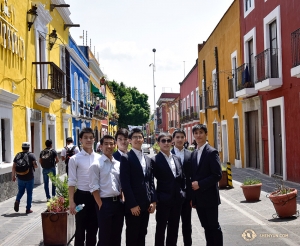 Les danseurs de la Shen Yun Touring Company explorent ensemble les rues de la vieille ville de Puebla. (Photo d’Edwin Fu)