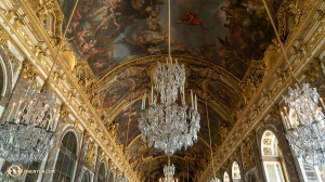 Lustres délicats et détails décorés ornent la célèbre galerie des Glaces de Versailles. (Photo de la percussionniste Tiffany Yu)