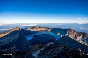 Notre intrépide bassiste fait aussi de l'escalade. Le Mont Rinjani, un volcan actif sur l'île de Lombok, en Indonésie, culmine à 3 726 mètres au-dessus du niveau de la mer. Peu importe, TK est à la hauteur du défi.