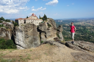 À plus de 8000 km de là, à Meteora, en Grèce, la danseuse Daniella Wollensak pose devant le monastère de St. Stephen. Aujourd’hui un couvent, le bâtiment est accessible par un petit pont et son emplacement au sommet de la montagne le fait paraître suspendu dans les airs. 
