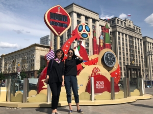 La voici célébrant la Coupe du Monde de la FIFA 2018 avec sa mère, au Kremlin 