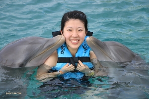 La voilà se faisant de nouveaux amis au Dolphin Cove