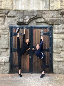 Luna Yu et Nara Cho n'ont pas voyagé très loin. Ici à Bashakill Vineyards, New York, elles profitent du temps chaud. (Photo de la danseuse Cindy Liu). 
