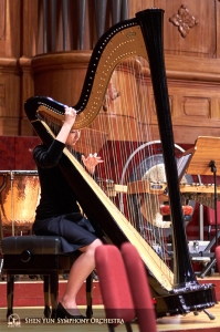 La harpiste Shirley Guo accorde ses cordes avant le concert.