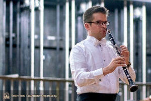 Le premier bassoniste Aleksander Velichko pratique un peu plus, avant de se retirer dans les coulisses. 