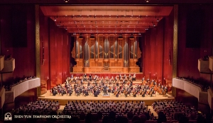 Le clarinettiste principal Yvegeniy Reznik se promène à l'extérieur du hall.