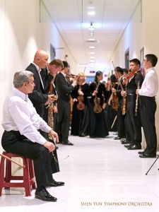 La joueuse de pipa Miao-Tzu Chiu accorde son instrument après avoir rajouté une nouvelle corde.