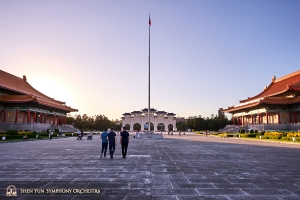 La place de la Liberté est entourée de points de repère majeurs sur trois côtés : la salle commémorative nationale de Chiang Kaï-Shek,le théâtre national et la salle de concert nationale.