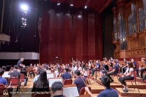 L’Orchestre réuni pour la répétition, dans la salle de concert nationale.