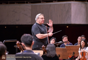 Le chef d'orchestre, Milen Nachev, conduit la répétition.