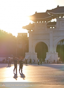 Le tromboniste basse Pavlo Baishev et le joueur de cor français Rumen Marinov se promènent sous le coucher de soleil, sur la place de la Liberté.
